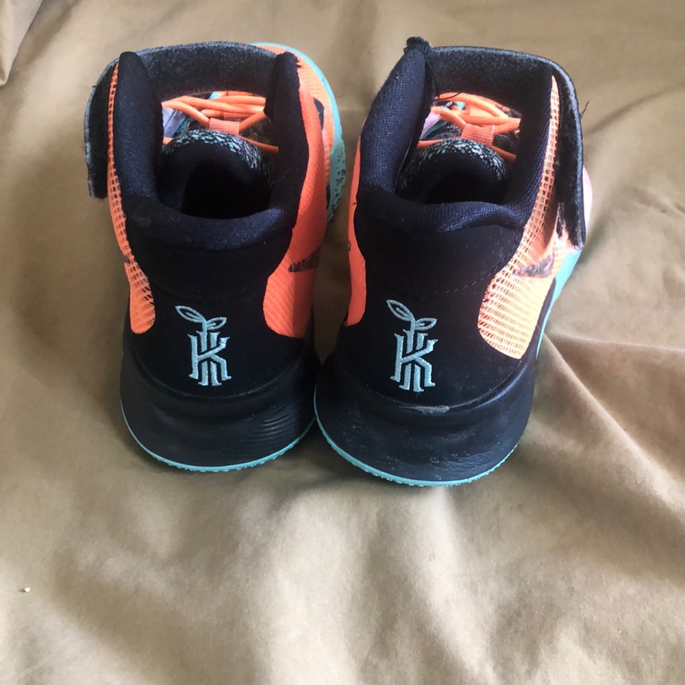 Kyrie - Picture 3 of 9